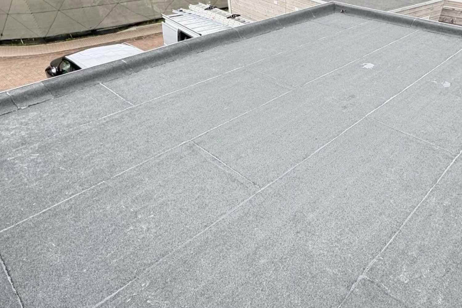Plat dak met nieuwe bitumen dakbedekking, bovenaanzicht