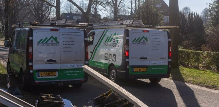 Bedrijfsbussen van WijDekkenDaken met dakmateriaal langs de weg