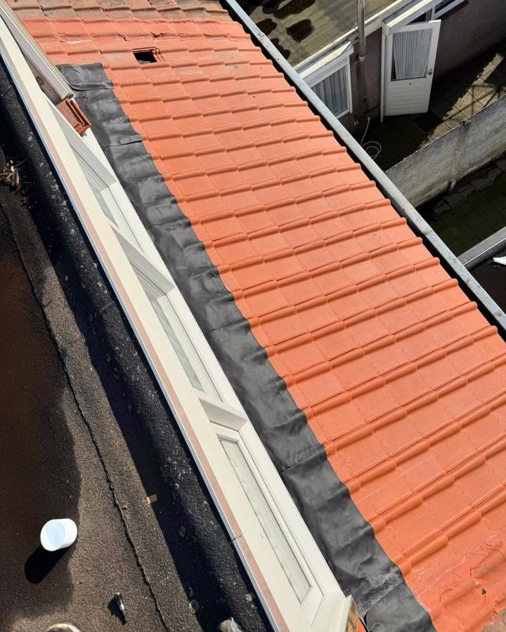 Dakpannen en bitumen dakbedekking op een dakkapel