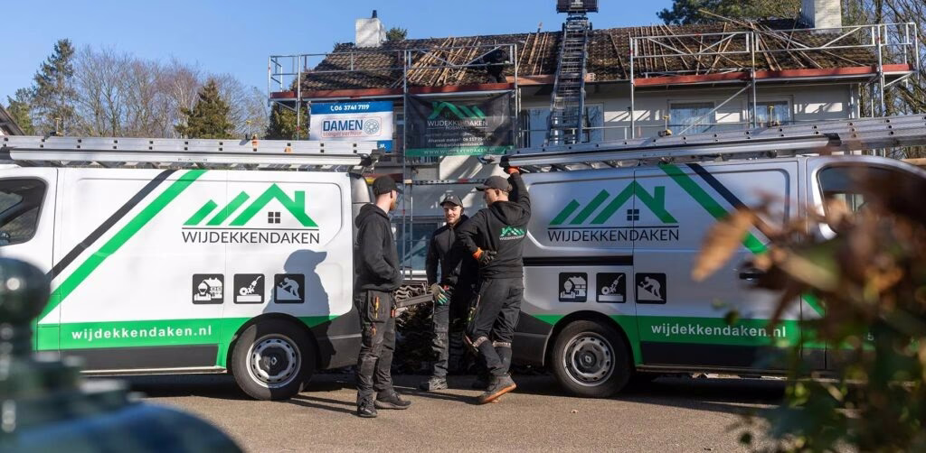 Bedrijfsbussen van WijDekkenDaken bij een dakproject