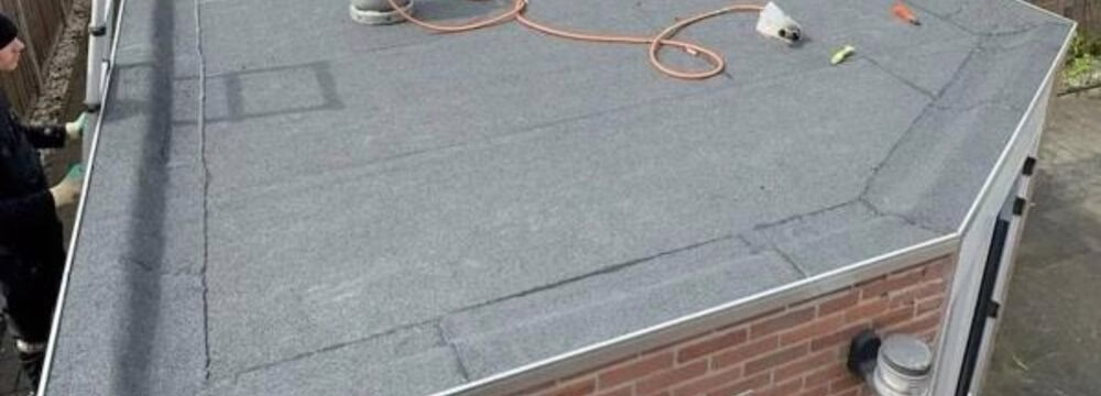 Nieuw bitumen plat dak op een aanbouw