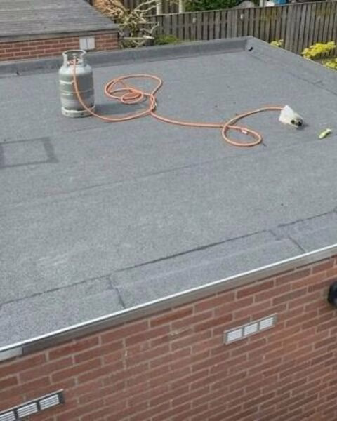Nieuw bitumen plat dak op een aanbouw
