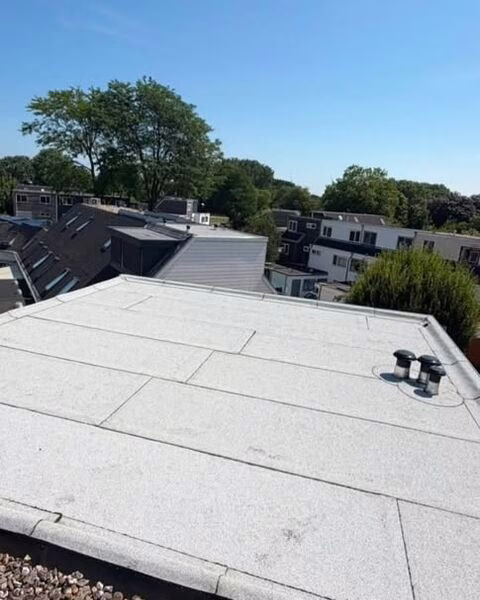 Nieuw plat dak met lichte toplaag