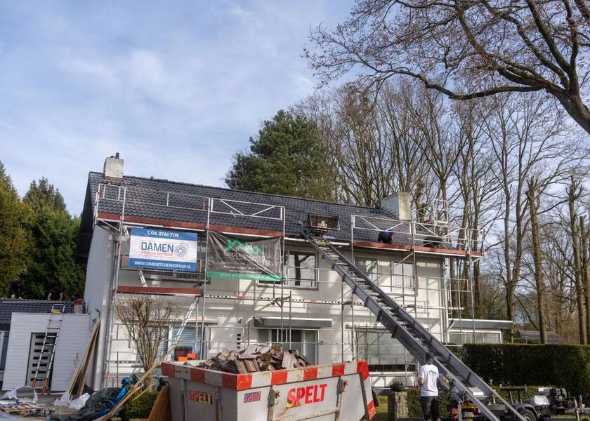 Woning met steiger en container tijdens de renovatie