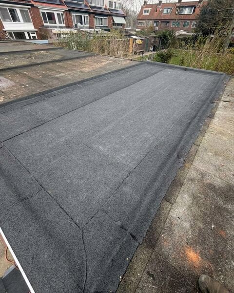 Plat dak met nieuwe bitumen bedekking