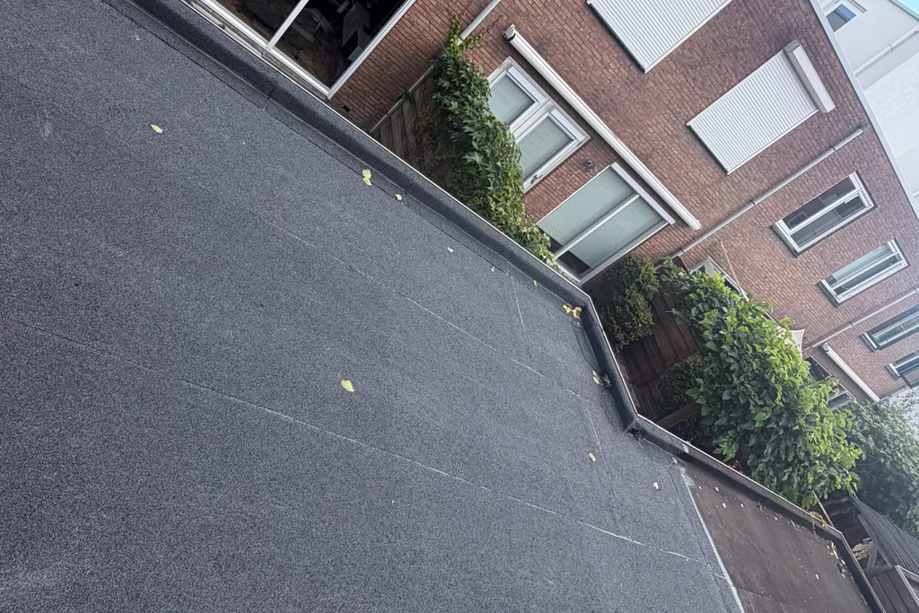 Opgeleverd bitumen plat dak bij een woning