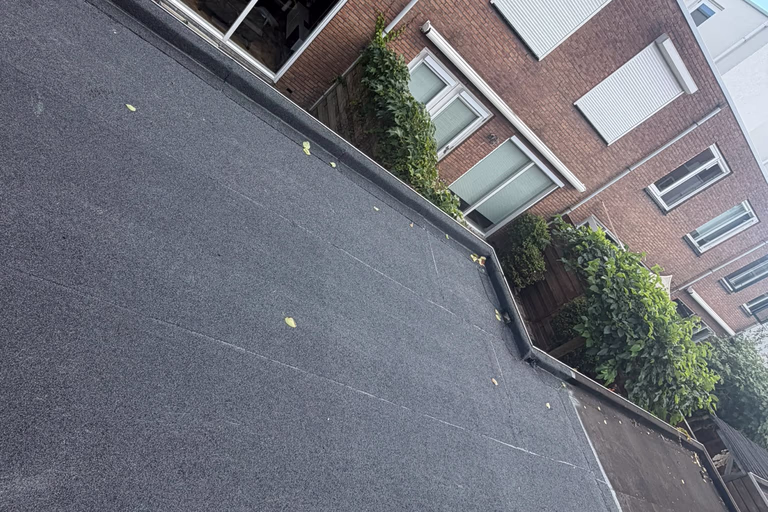 Opgeleverd bitumen plat dak bij een woning