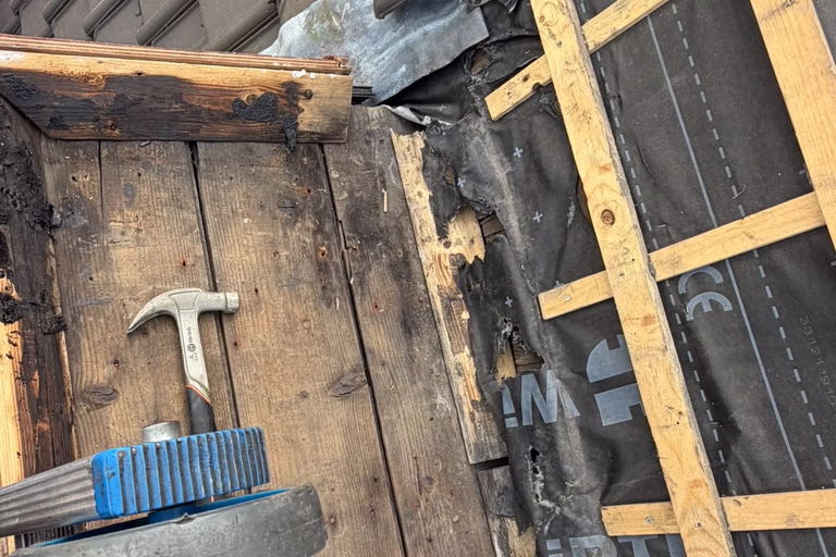 Pannendak tijdens de renovatie, met nieuwe panlatten