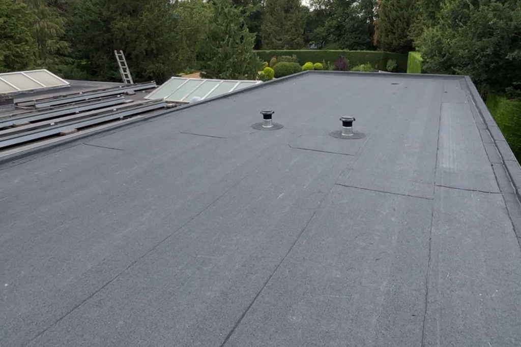 Afgewerkt bitumen plat dak