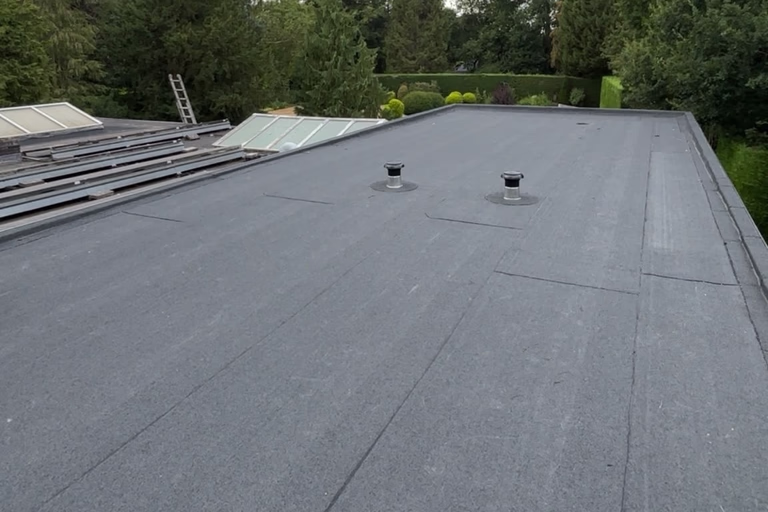 Afgewerkt bitumen plat dak