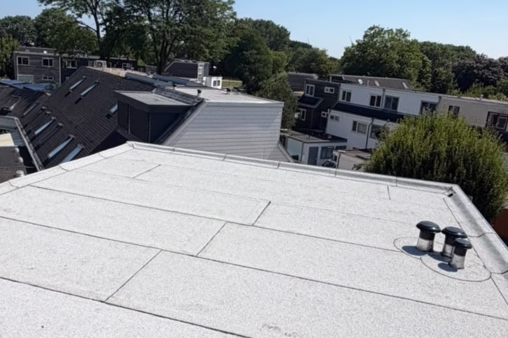 Plat dak met lichte dakbedekking