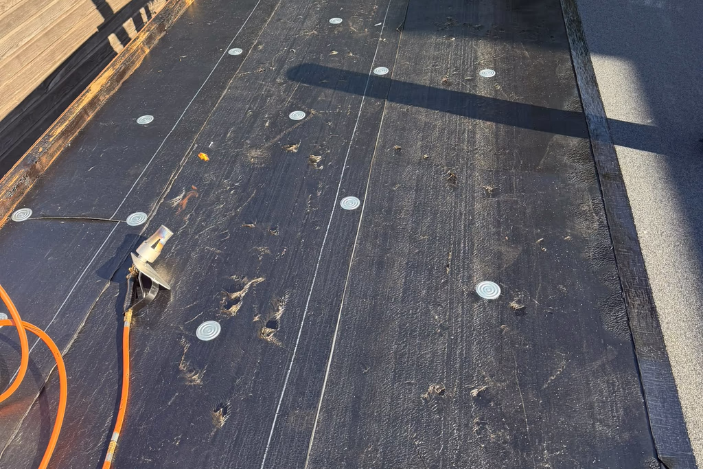 Onderlaag van een plat dak, mechanisch bevestigd