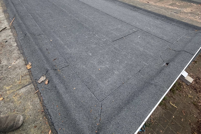Afgewerkt bitumen plat dak bij een rijtjeswoning