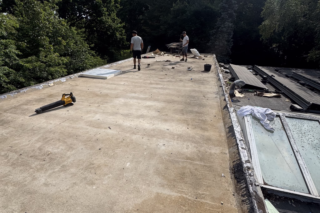 Oud plat dak voor de renovatie
